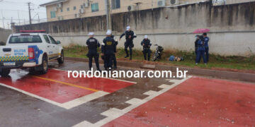 Mulher perde o controle da motocicleta e morre ao bater em muro