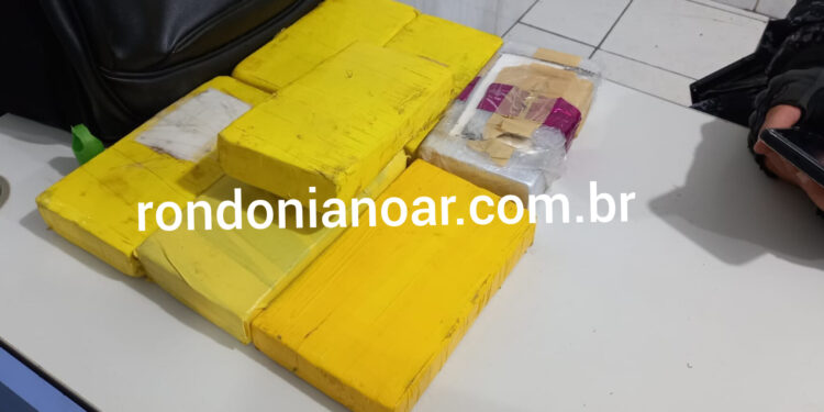 Policiais do Tático prenderam casal com droga.