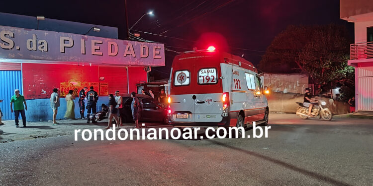 Trânsito: Mulher é socorrida após acidente entre dois veículos.