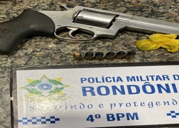 POLÍCIA MILITAR EM CACOAL APREENDE SUSPEITO POR PORTE ILEGAL DE ARMA DE FOGO