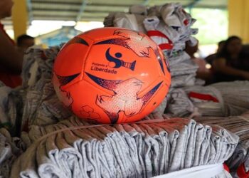Escola em comunidade ribeirinha recebe uniformes produzidos pelo Projeto “Pintando a Liberdade”