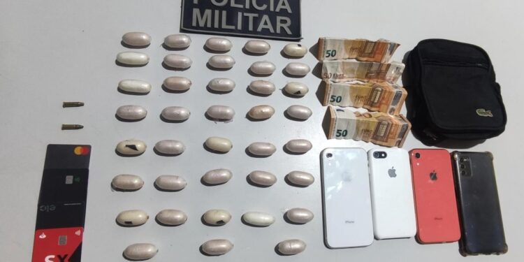 QUASE MEIO QUILO DE DROGA, QUE SERIA LEVADO PARA FRANÇA, É APREENDIDO PELA POLÍCIA MILITAR