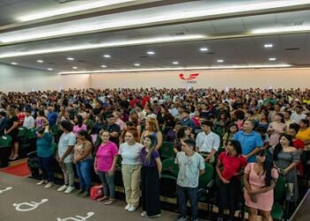 Estudantes do Programa assinam termo de concessão da bolsa de estudos
