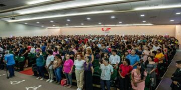 Estudantes do Programa assinam termo de concessão da bolsa de estudos
