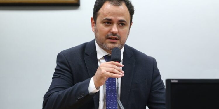 Comissão debate regulamentação da profissão de motorista de aplicativo