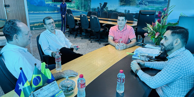 Deputado Pedro Fernandes trata sobre manutenção de estradas para União Bandeirantes no DER