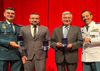 Ribeiro do Sinpol é condecorado com medalhas em solenidade de 80 anos da banda da PMRO