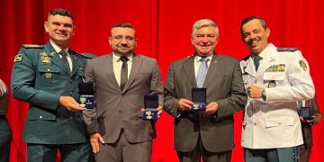Ribeiro do Sinpol é condecorado com medalhas em solenidade de 80 anos da banda da PMRO