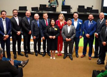 Presidente do Parlamento Amazônico debate mudança na legislação para emancipação de distritos