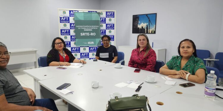 Cláudia de Jesus e superintendente Regional do Trabalho dialogam sobre reestruturação e programas sociais
