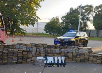 PRF apreende carregamento com armas e drogas na Baixada Fluminense