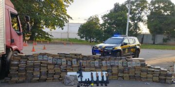 PRF apreende carregamento com armas e drogas na Baixada Fluminense