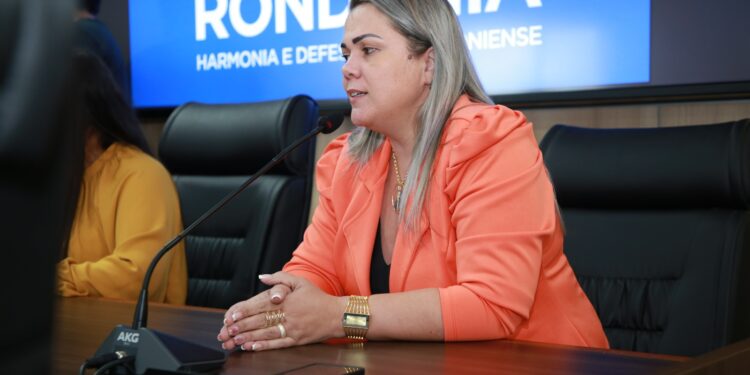 Cláudia de Jesus busca informações sobre exames de ressonância magnética em Rondônia