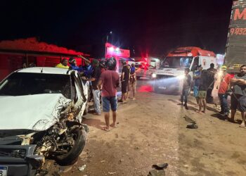 Veículo colidiu com caminhão na zona leste