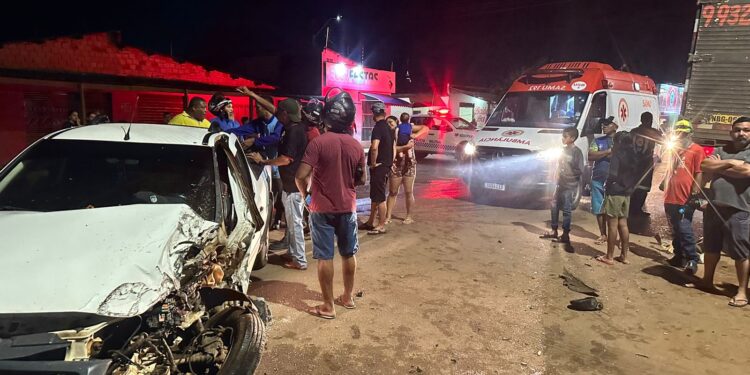 Veículo colidiu com caminhão na zona leste