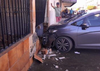 Veículo destrói muro de residência em PVH