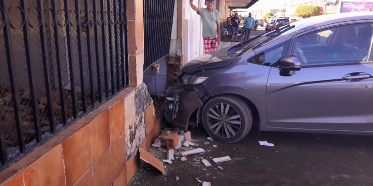 Veículo destrói muro de residência em PVH
