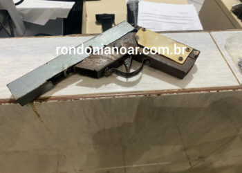 Na hora da aula aluno se exibe com arma de fogo