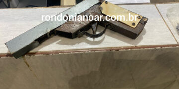 Na hora da aula aluno se exibe com arma de fogo