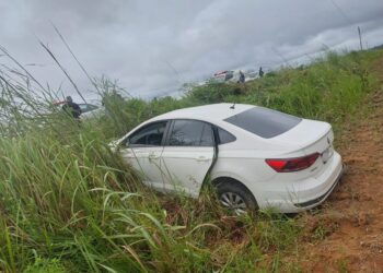 GUARNIÇÃO DO BPTRAN EM PATRULHAMENTO FLAGRA VEÍCULO ROUBADO EM FUGA NA BR 319