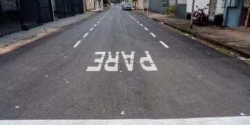 Pacote de obras leva recapeamento, sinalização das ruas e iluminação pública ao bairro Embratel