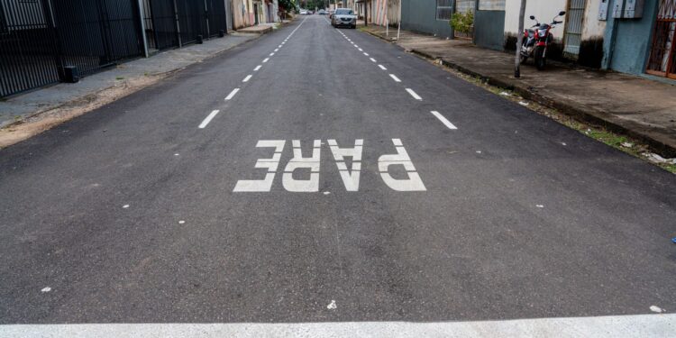 Pacote de obras leva recapeamento, sinalização das ruas e iluminação pública ao bairro Embratel