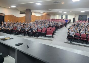 COMANDANTE-GERAL DA POLÍCIA MILITAR FALA SOBRE A ESTRUTURA E AÇÕES INSTITUCIONAIS DA CORPORAÇÃO PARA ALUNOS DA ACADEPOL