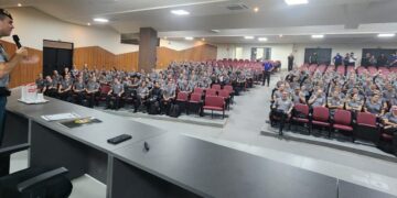 COMANDANTE-GERAL DA POLÍCIA MILITAR FALA SOBRE A ESTRUTURA E AÇÕES INSTITUCIONAIS DA CORPORAÇÃO PARA ALUNOS DA ACADEPOL