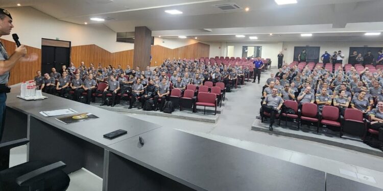 COMANDANTE-GERAL DA POLÍCIA MILITAR FALA SOBRE A ESTRUTURA E AÇÕES INSTITUCIONAIS DA CORPORAÇÃO PARA ALUNOS DA ACADEPOL