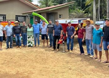 Deputado Affonso Cândido entrega implementos agrícolas para associação de Teixeirópolis