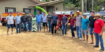 Deputado Affonso Cândido entrega implementos agrícolas para associação de Teixeirópolis