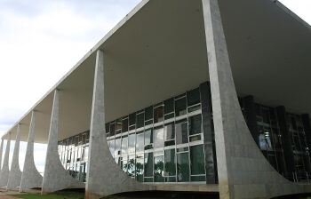 Permanência de Bolsonaro em Embaixada da Hungria não desrespeitou medidas cautelares, decide STF