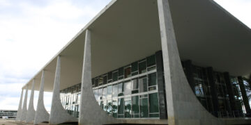 Permanência de Bolsonaro em Embaixada da Hungria não desrespeitou medidas cautelares, decide STF