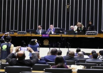 Deputados e prefeitos criticam proposta que eleva a contribuição previdenciária dos municípios