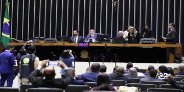 Deputados e prefeitos criticam proposta que eleva a contribuição previdenciária dos municípios