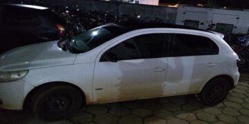 AÇÃO DA POLICIA MILITAR RECUPERA CARRO FURTADO E PRENDE TRÊS FORAGIDOS DA JUSTIÇA