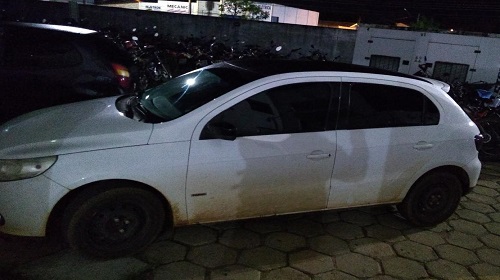 AÇÃO DA POLICIA MILITAR RECUPERA CARRO FURTADO E PRENDE TRÊS FORAGIDOS DA JUSTIÇA