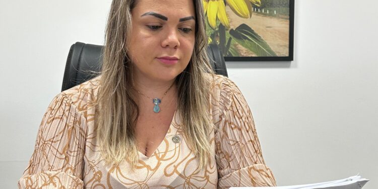 Cláudia de Jesus parabeniza governo após atualizar piso do magistério em Rondônia