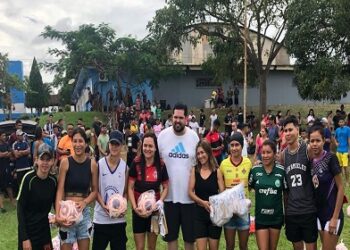 Jean Oliveira prestigia entrega kits esportivos para times em Porto Velho