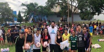 Jean Oliveira prestigia entrega kits esportivos para times em Porto Velho