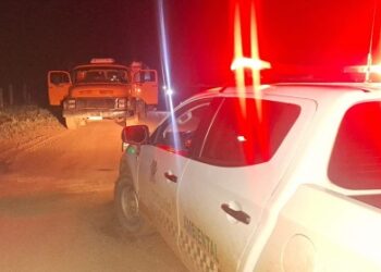 BATALHÃO DE POLÍCIA AMBIENTAL APREENDE CAMINHÕES EM OPERAÇÃO NOTURNA CONTRA TRANSPORTE IRREGULAR DE MADEIRA