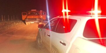 BATALHÃO DE POLÍCIA AMBIENTAL APREENDE CAMINHÕES EM OPERAÇÃO NOTURNA CONTRA TRANSPORTE IRREGULAR DE MADEIRA