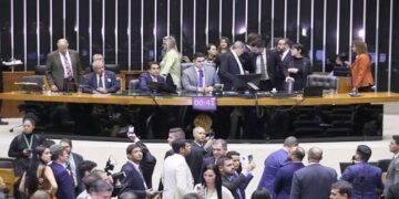 Proposta de regulamentação do trabalho de motoristas de aplicativo causa polêmica no Plenário