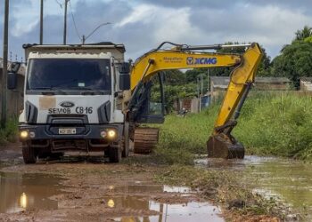Valas e canais do bairro Três Marias recebem equipes de limpeza