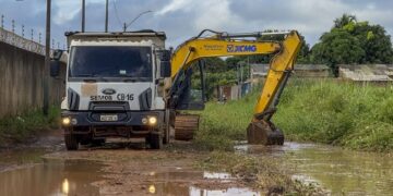 Valas e canais do bairro Três Marias recebem equipes de limpeza