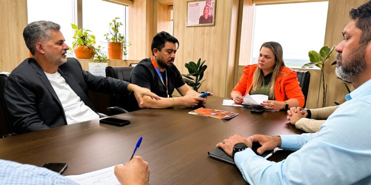 Cláudia de Jesus apresenta à SESAU propostas para desafogar e humanizar saúde