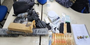 POLÍCIA MILITAR DESMANTELA PONTO DE TRÁFICO, APREENDE DROGAS E PRENDE SUSPEITOS