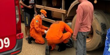 Motociclista escapa da morte ao parar embaixo de carreta em grave acidente