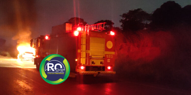 Vídeo BR-364: Bombeiros consegue controlar fogo que consumia  BMW em Porto Velho