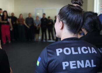 Tatame com curso de defesa pessoal para mulheres é entregue para a Escola de Serviços Penais